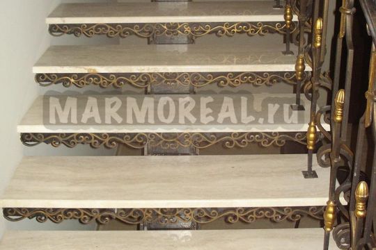 Для облицовки кованой лестницы использованы ступени из мрамора DAINO IMPERIALE (Дайно Империале). 