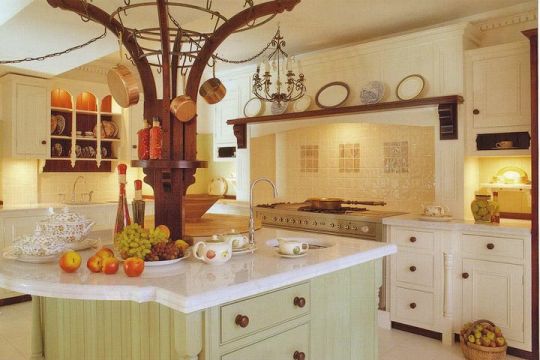 Кухня выполнена с применением мрамора Crystal White (Кристалл Вайт).
