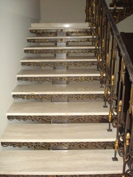 Металлическая лестница с мраморными ступенями.