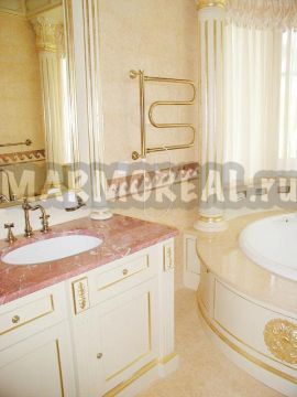 Облицовка столешницы ванной Rosso Sahara. Стены комнаты из мрамора - Traini Crema.