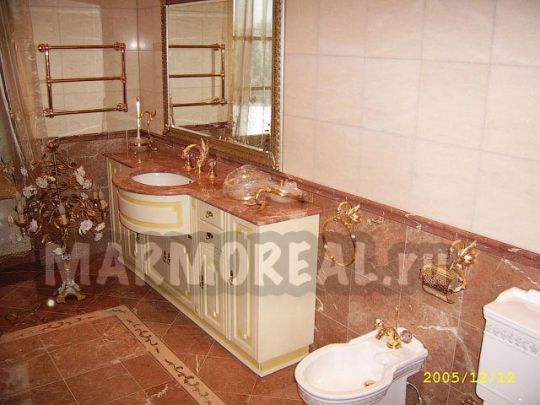 Столешница, плинтусы, плитка пола ванной из мрамора Rosso Sahara. Мраморная плитка из Crema Marfil.