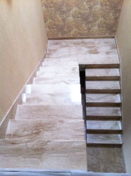 Ступени лестницы из мрамора Daino Imperiale Nuvolato