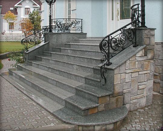 Ступени из гранита Kuru Grey (Куру Грэй). Боковины лестницы изготовлены из гранита Танского месторождения.